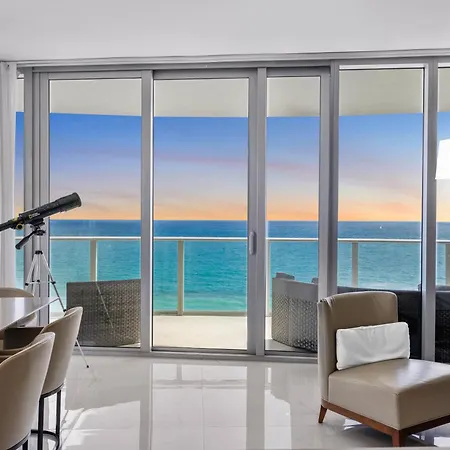 Ventur Beachfront Luxe Condo - Lyfe Beach Resort